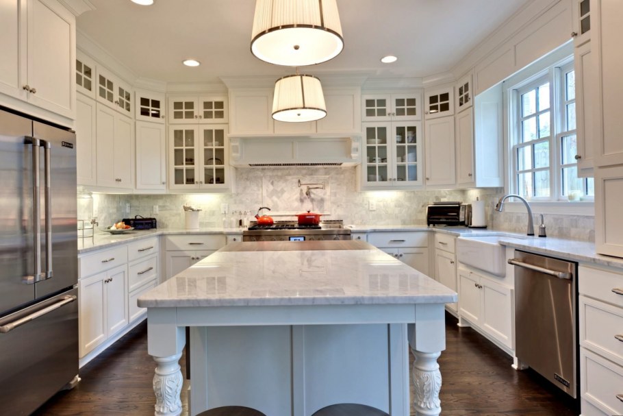 Освещение на кухне классика