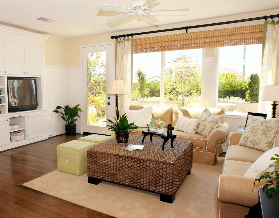 Гостиная в частном доме с двумя диванами