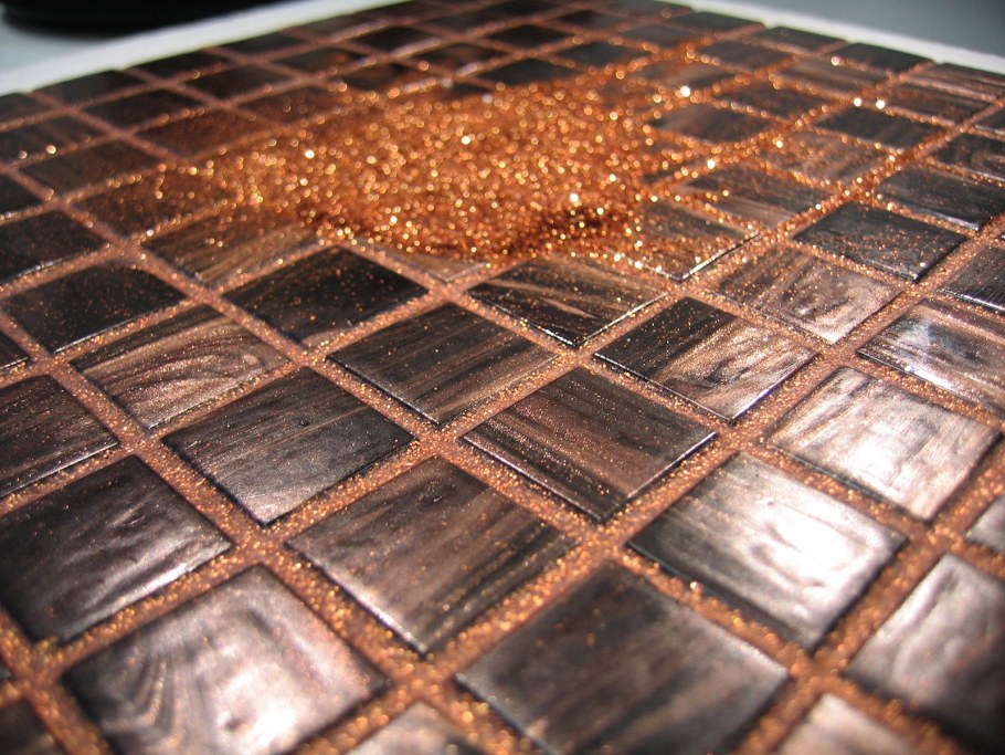 Серая плитка с блестящей затиркой