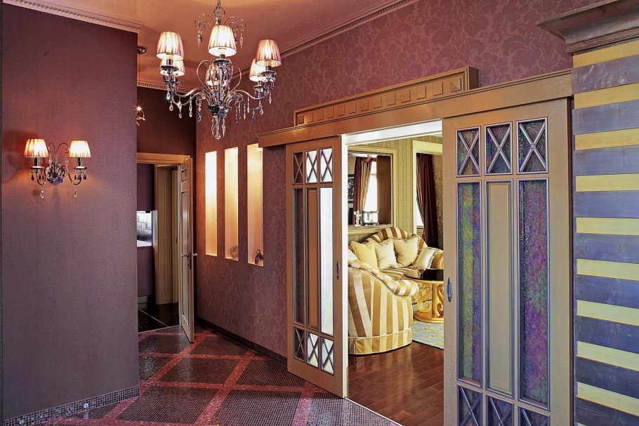 Прихожая в сиреневом стиле