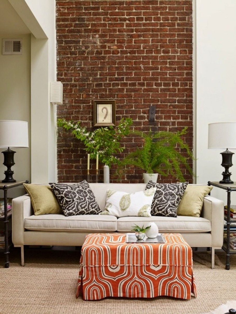 Кирпич в интерьере гостиной