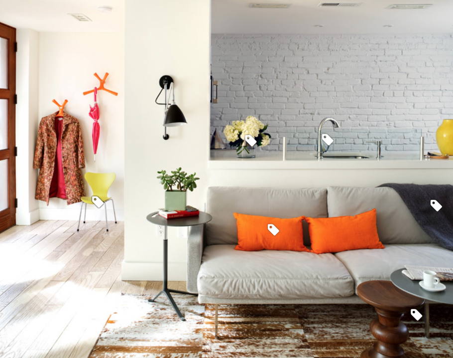 Крашеная кирпичная стена в гостиной