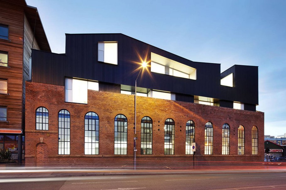 Современные здания в исторической застройке