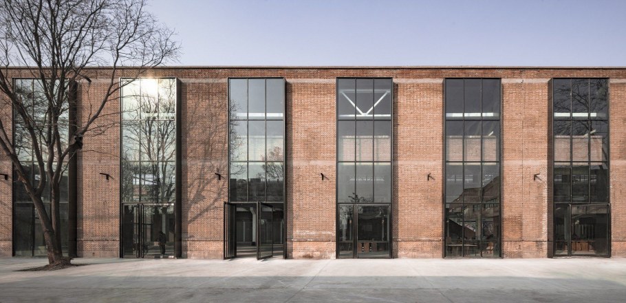 Кирпичные общественные здания