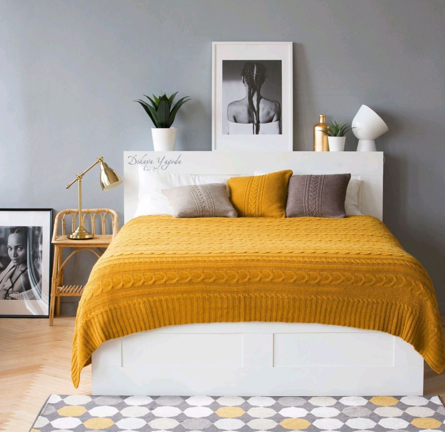 Кровать горчичного цвета
