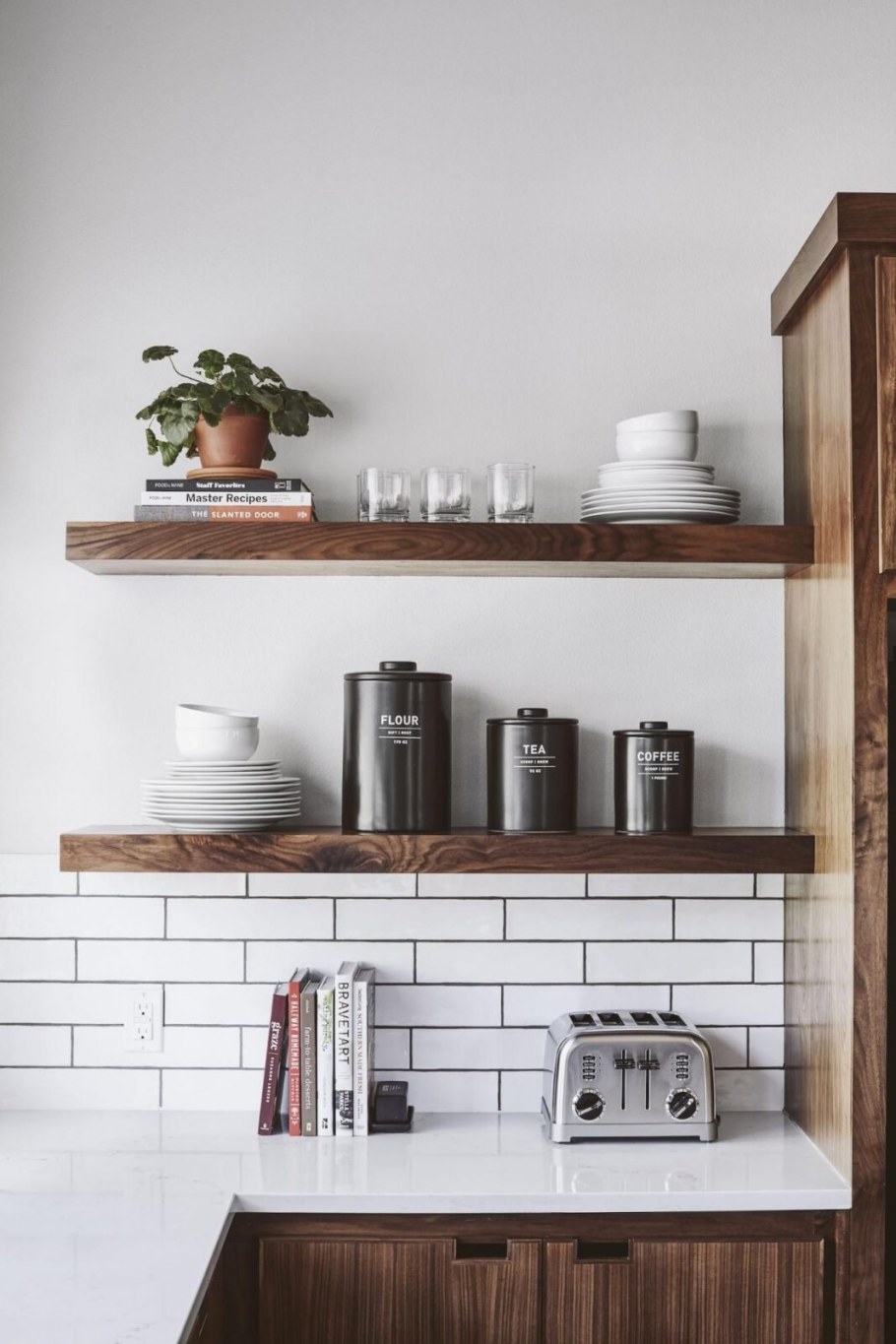 Открытые кухонные полки