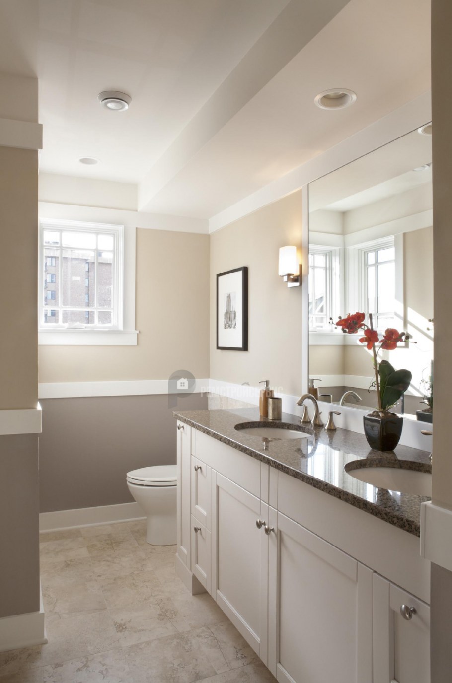 Санузел с покрашенными стенами