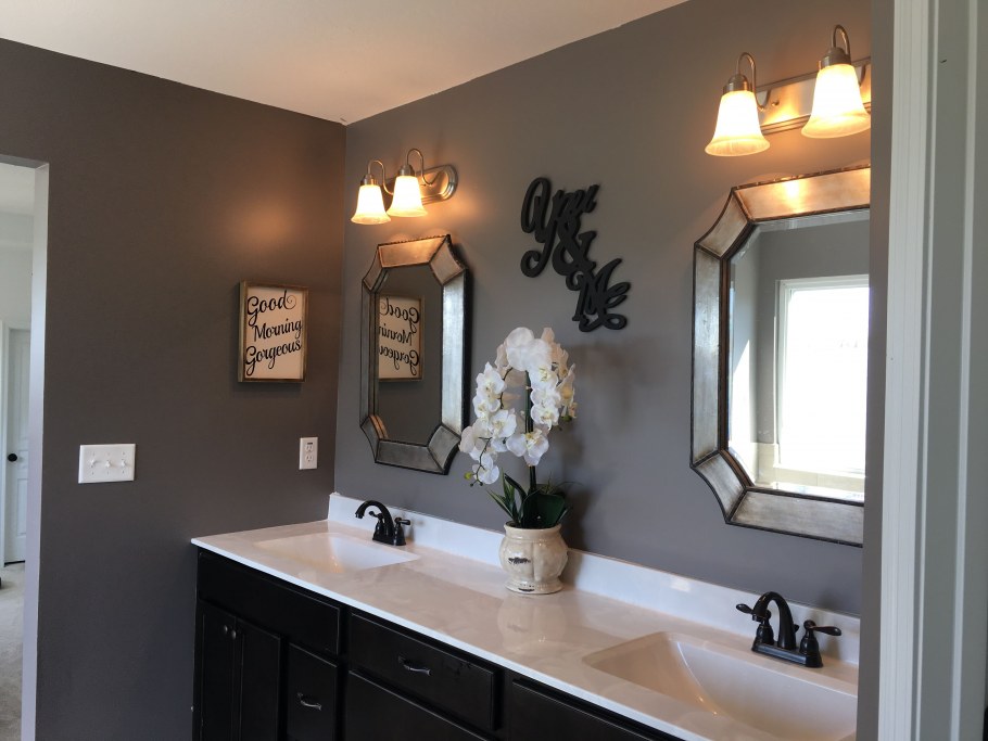 Ванная комната с окрашенными стенами