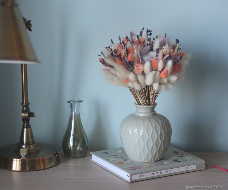 Ваза с сухоцветами в интерьере