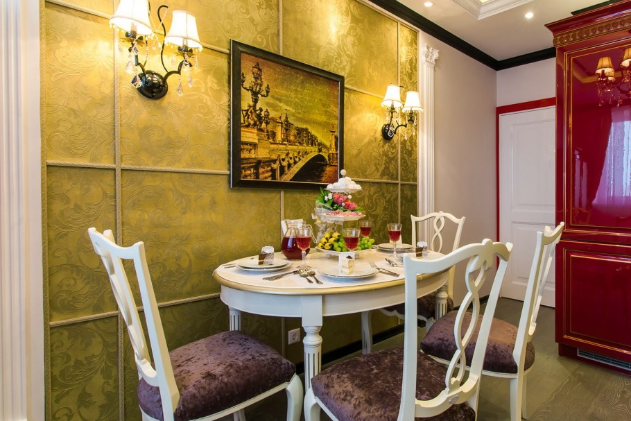 Стена около обеденного стола декор