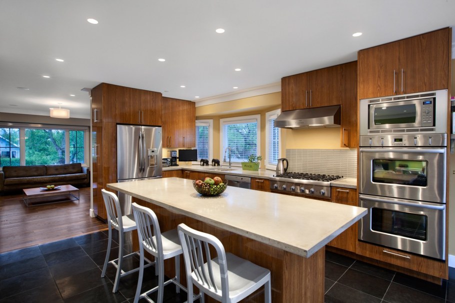 Кухни с островком совмещенные с гостиной