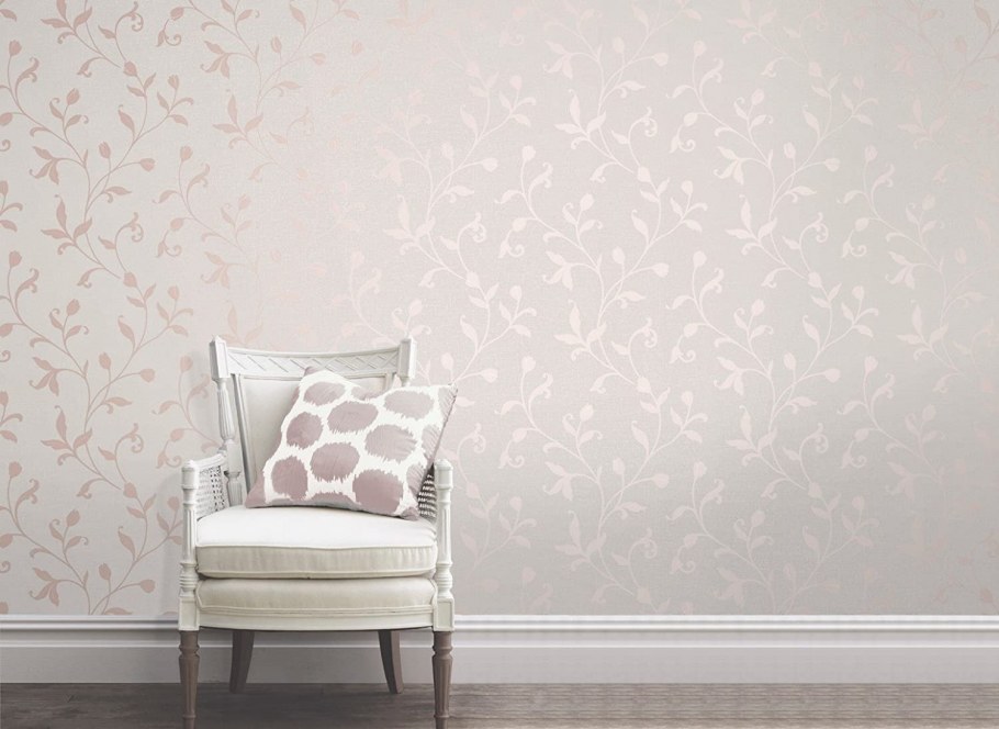 Серо белые обои в интерьере и серебро