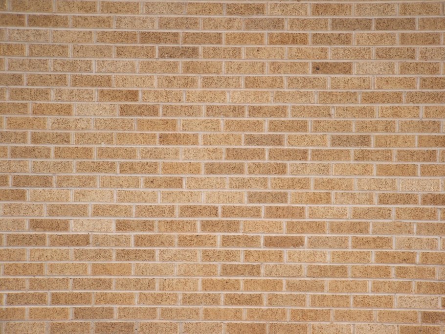 Красная кирпичная стена