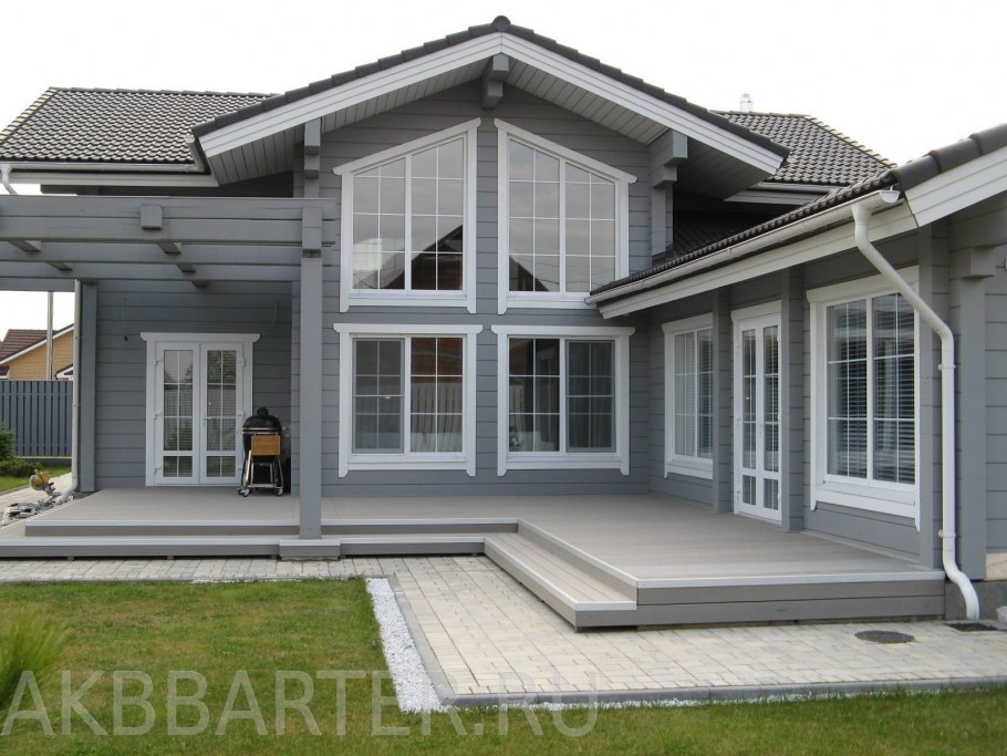 Серый дом из бруса с белыми окнами