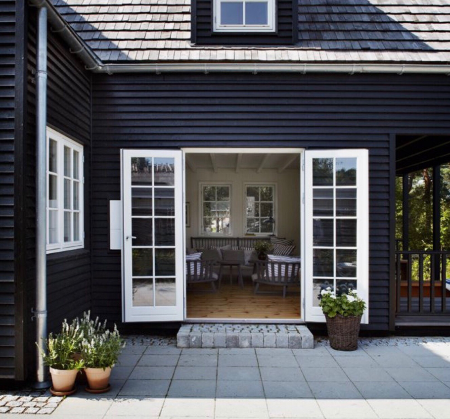 Деревянный дом с серой крышей