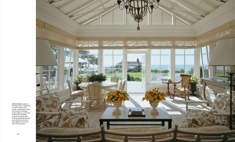 Дом с эркером и террасой