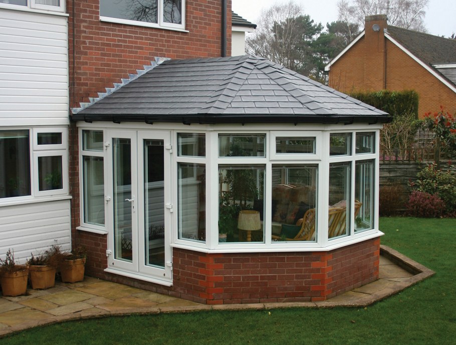 Вид из гостиной на веранду