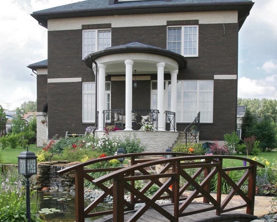 Красивый дом с эркером