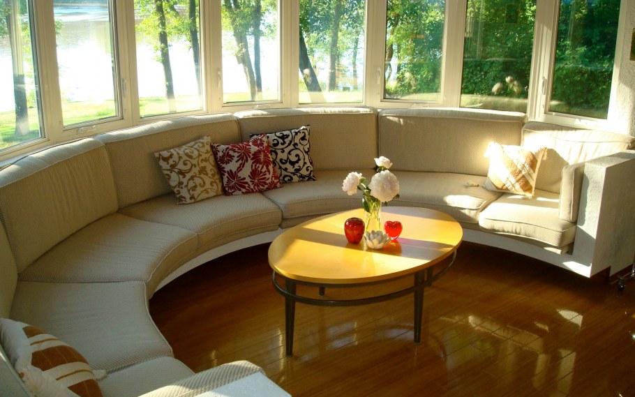 Круглая застекленная веранда