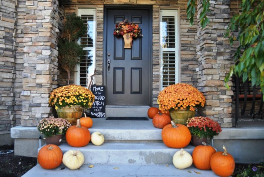 Украшение фасада дома на Хэллоуин