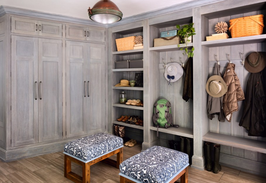 Шкаф в стиле Кантри