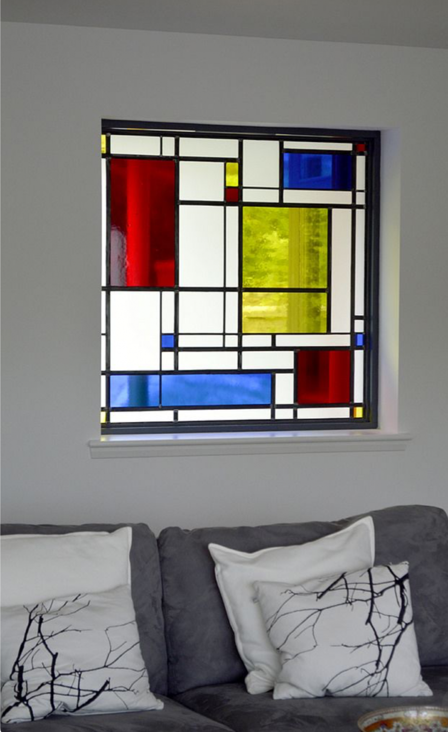 Гостиная с витражными окнами