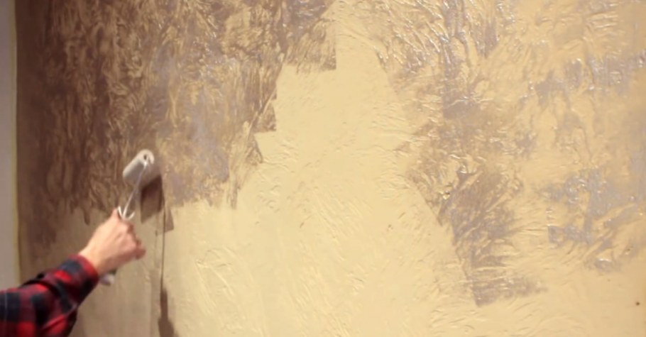 Нанесение декоративной штукатурки на стену