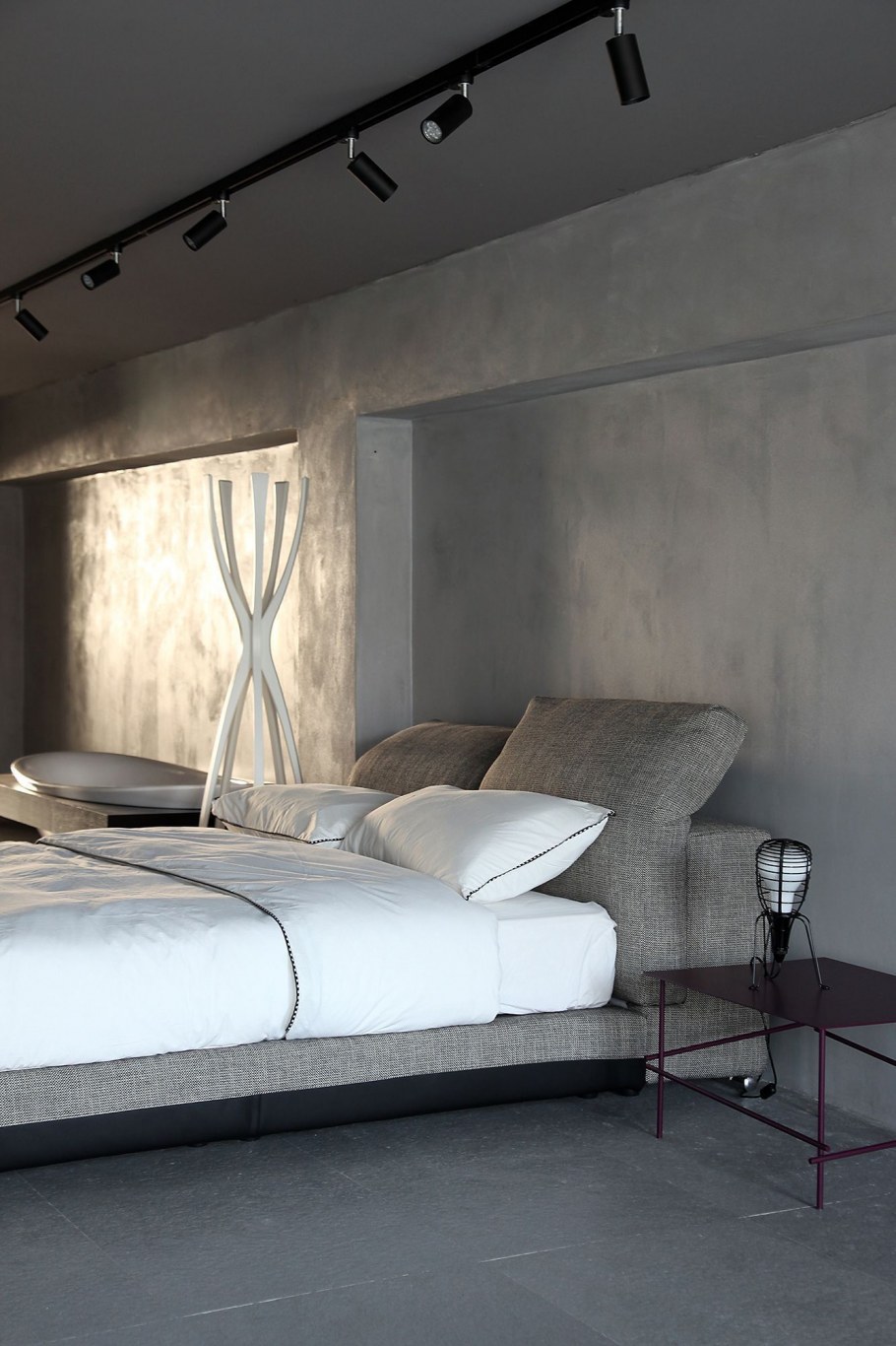 Современное освещение в спальне лофт