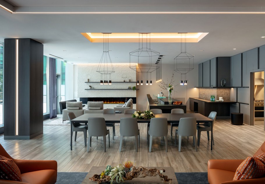 Фиолетовое освещение комнаты