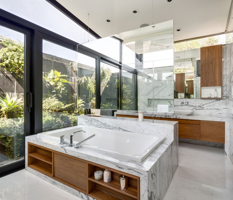 Большая ванная комната хайтек