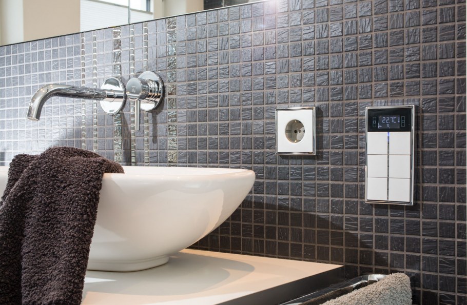 Выключатель в ванной комнате