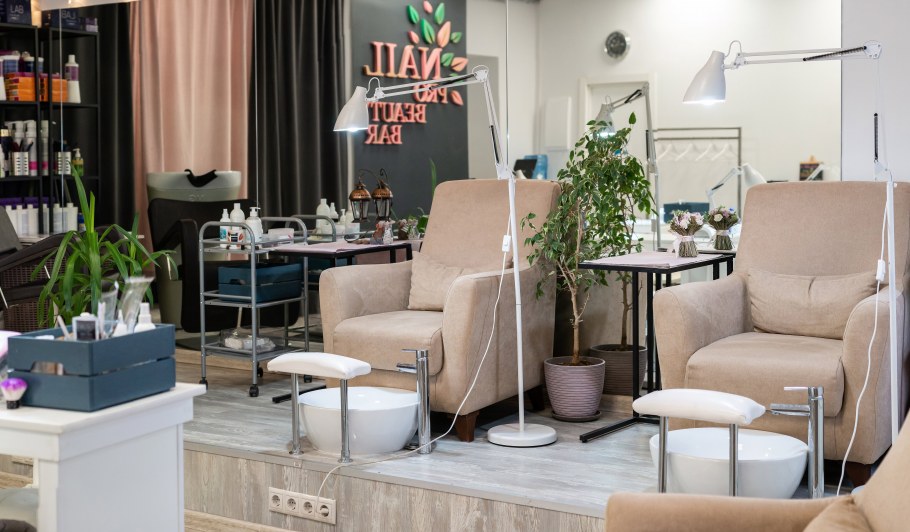 Парикмахерская с панорамными окнами