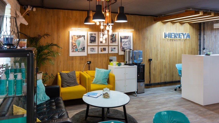 Интерьер студии маникюра