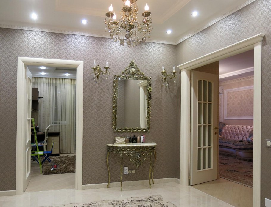 Прихожая серая с золотом в интерьере