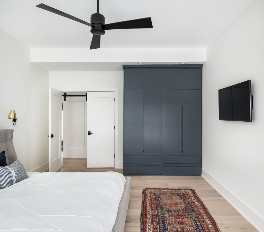 Серый шкаф в спальне