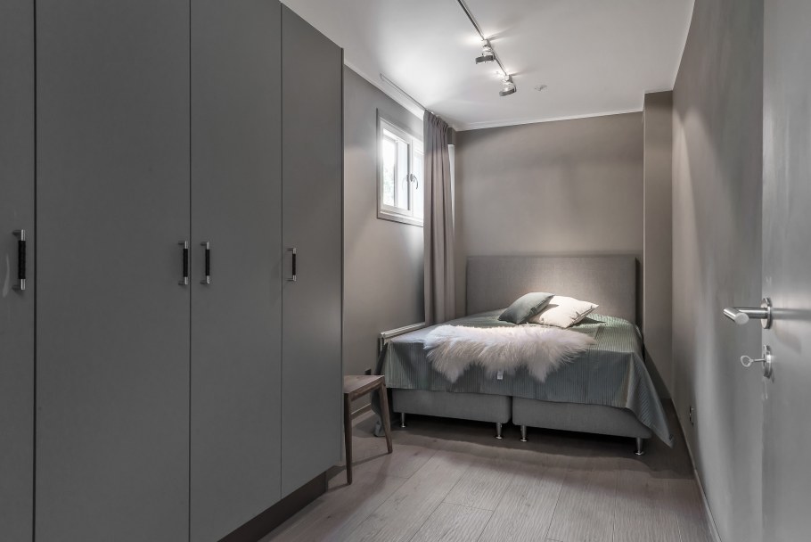 Серый шкаф в спальне