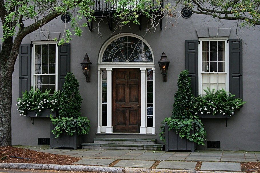 Современный дом со ставнями