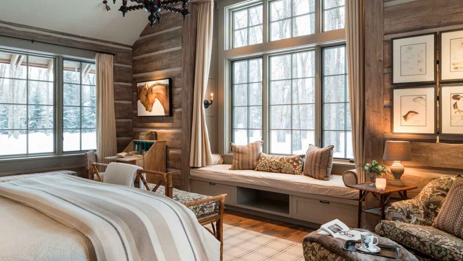 Уютная спальня с окном