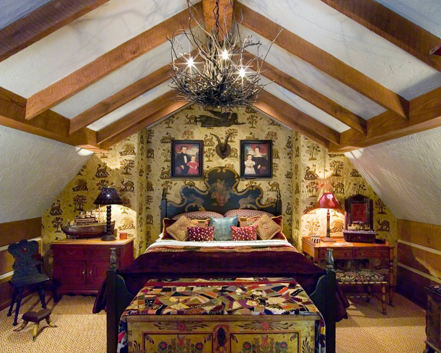 Мансарда с балками на потолке