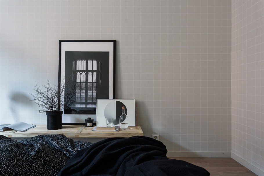 Спальня с темными полами