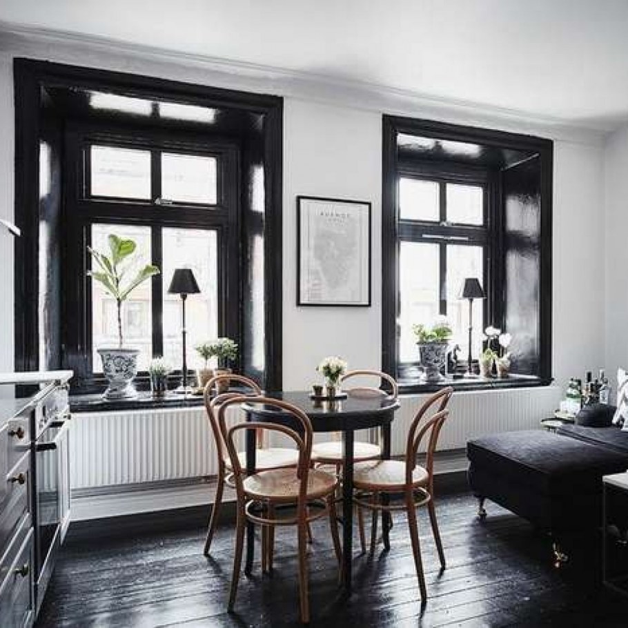 Чёрные рамы окна в интерьере