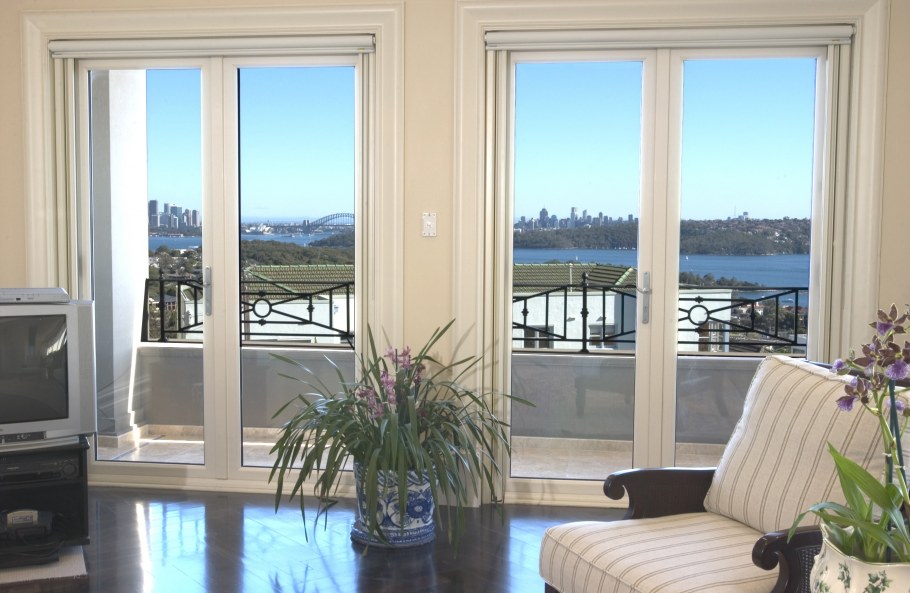 Дверь балконная штульповая Rehau