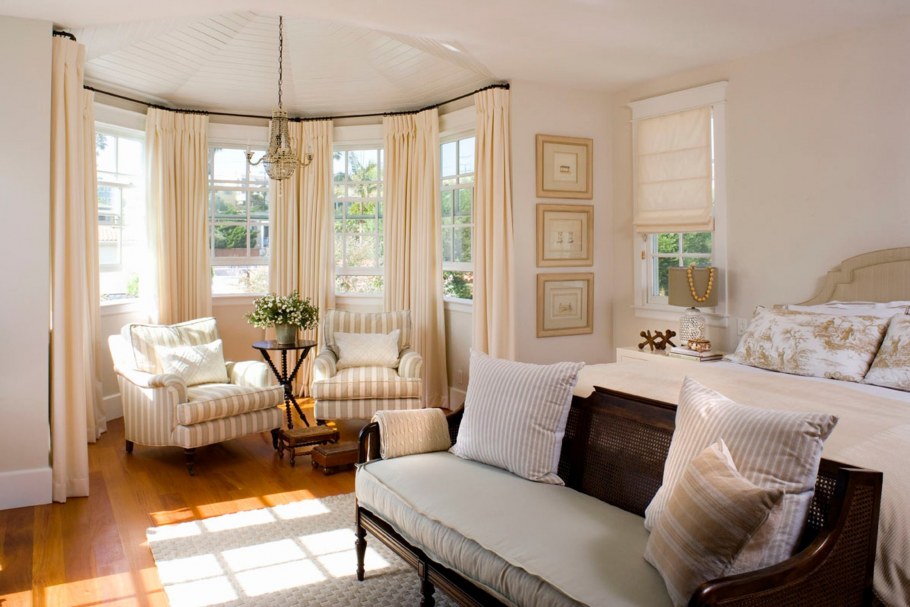 Интерьер комнаты с эркером