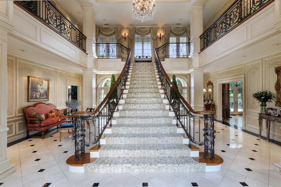 Белая лестница в доме