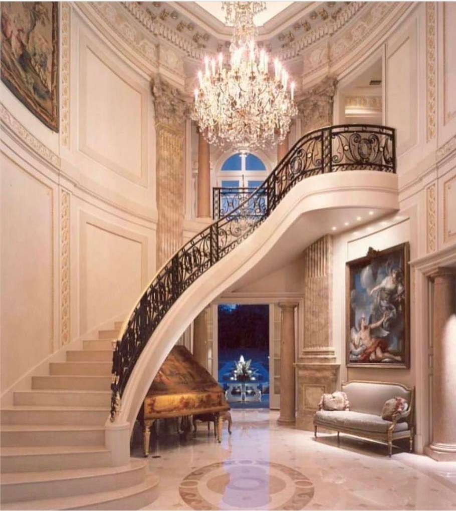 Парадный Холл с лестницей