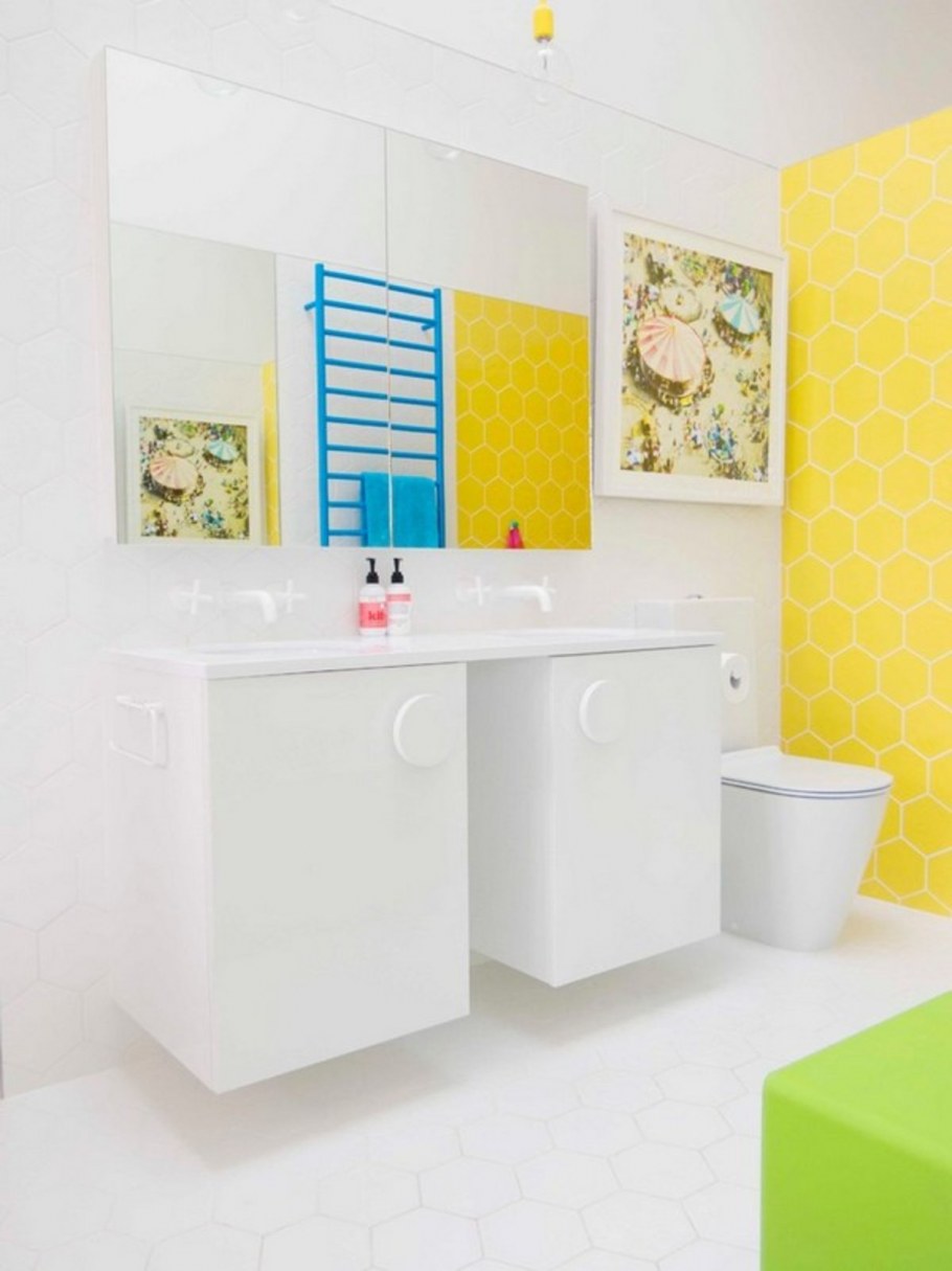 Белая и желтая плитка в ванной