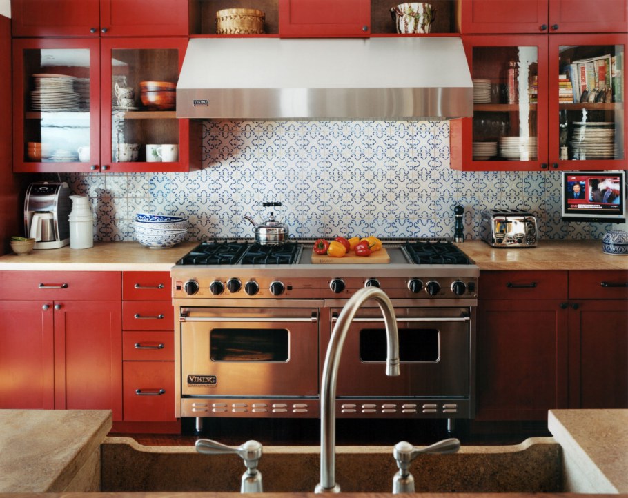 Кухонный гарнитур медного цвета