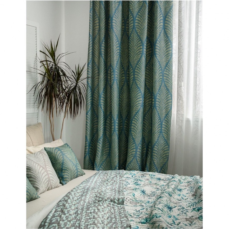 Бирюзовые шторы в гостиной