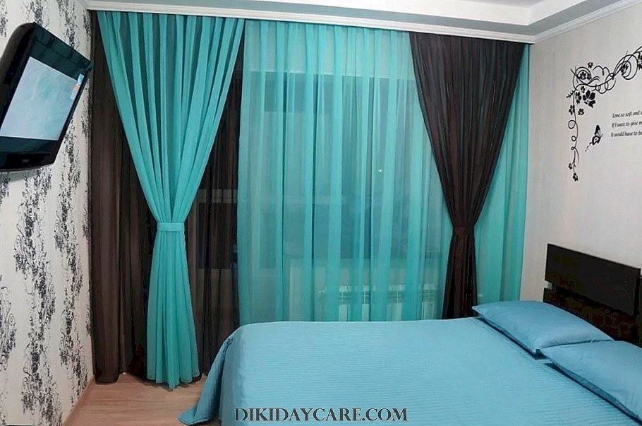 Бирюзовые шторы в спальне