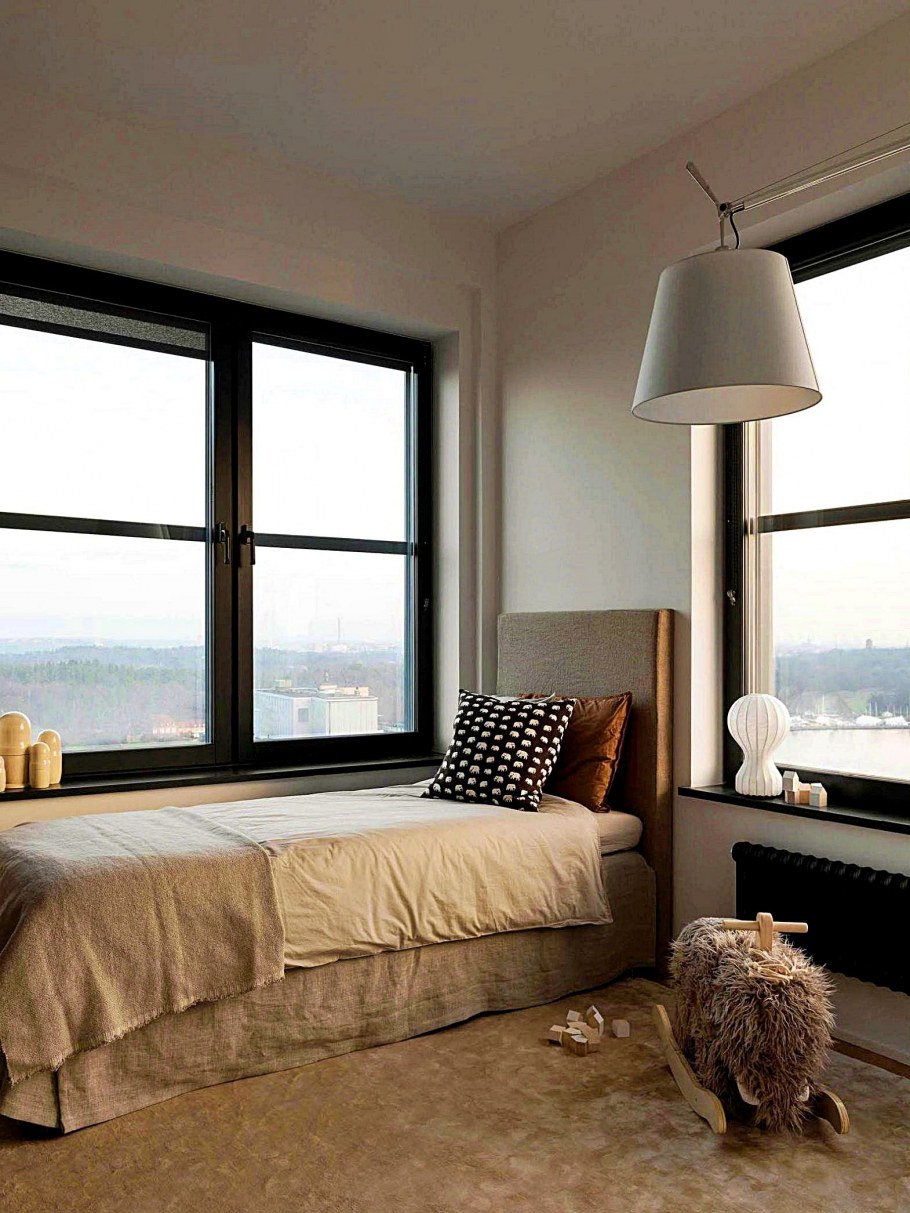 Уютная комната с окном